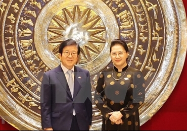 越南国会主席阮氏金银与韩国国会议长朴炳锡举行会谈